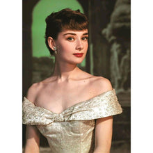 Load image into Gallery viewer, Pretty Girl - Full Diamond Painting - 30x40cm
