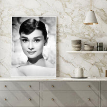 Load image into Gallery viewer, Pretty Girl - Full Diamond Painting - 30x40cm
